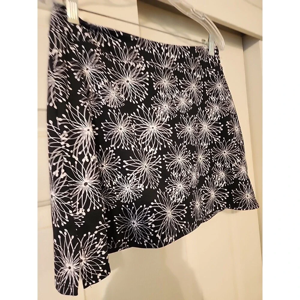 Tranquility Black Floral Skort Size M White Flower Print Active Casual Golf - Picture 2 of 6